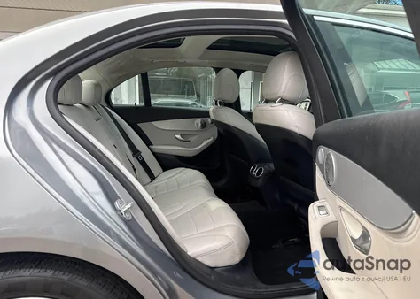 2015 Mercedes-Benz C 300 4Matic z USA, uszkodzony, nr VIN 55SWF4KB4FU029007